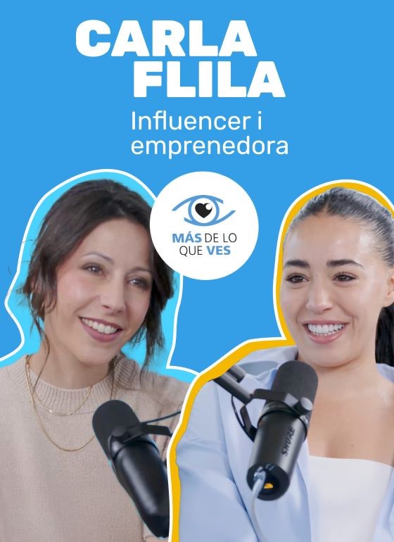 Imatge amb fons blau que mostra Adriana Mourelos i Carla Flila davant de micròfons en un entorn de pòdcast. Inclou el text “Carla Flila, influencer i emprenedora” i el logotip de “Més del que veus”.