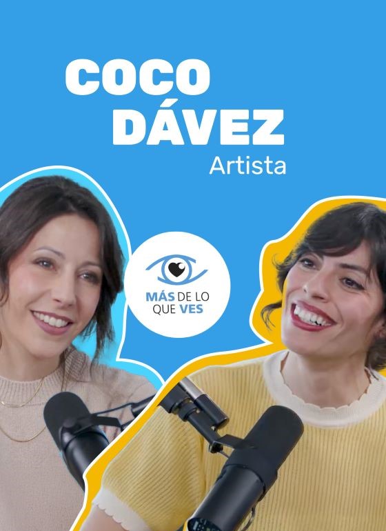 Imatge promocional amb fons blau que mostra Adriana Mourelos i Coco D&aacute;vez davant de micr&ograve;fons en un entorn de p&ograve;dcast. Inclou el text &ldquo;Coco D&aacute;vez, artista&rdquo; i el logotip de &ldquo;M&eacute;s del que veus&rdquo;