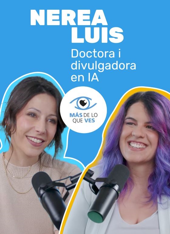 Imatge amb fons blau que mostra Adriana Mourelos i Nerea Luis davant de micr&ograve;fons en un entorn de p&ograve;dcast. Inclou el text &ldquo;Nerea Luis, doctora i divulgadora en IA&rdquo; i el logotip de &ldquo;M&eacute;s del que veus&rdquo;.