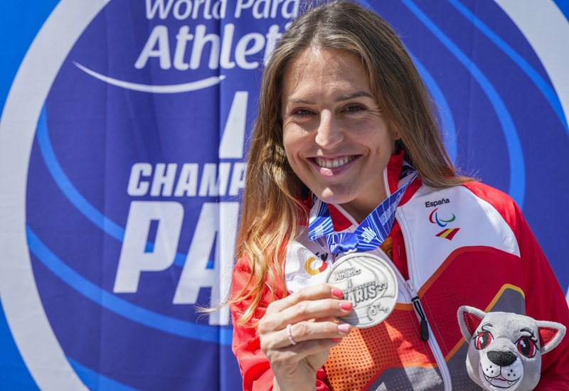Primer pla de Sara Andr&eacute;s amb una medalla de plata.