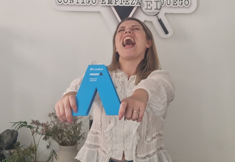 Anastasia Zayats mostrant amb orgull el Premi A Professional Aut&ograve;noma a M&uacute;rcia.