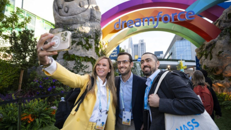Participants a Dreamforce, que acull m&eacute;s de 47.000 assistents, fent-se un selfie a l&rsquo;esdeveniment