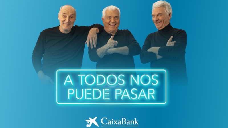 Els membres de Tricicle posen en actitud divertida amb unes lletres de neó que diuen 'A tots ens pot passar'