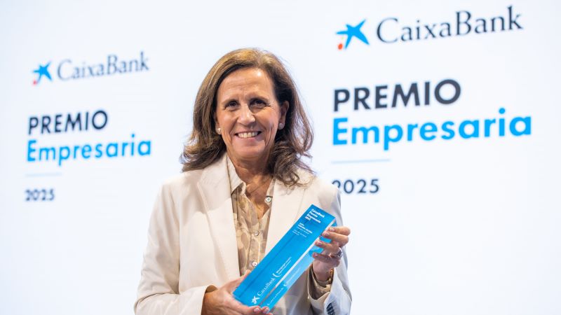 Sofía Osborne, guanyadora del Premi CaixaBank Empresària 2025, posant amb vestit blanc, en el lliurament del guardó. 