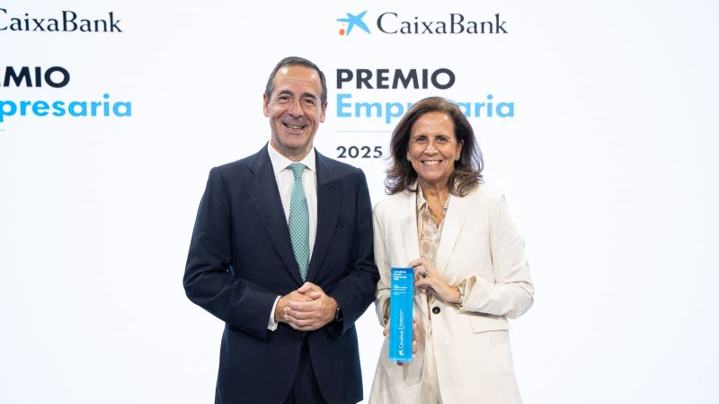 Gonzalo Gortázar, CEO de CaixaBank, al costat de la guanyadora del Premi Empresària 2025, Sofía Osborne. 