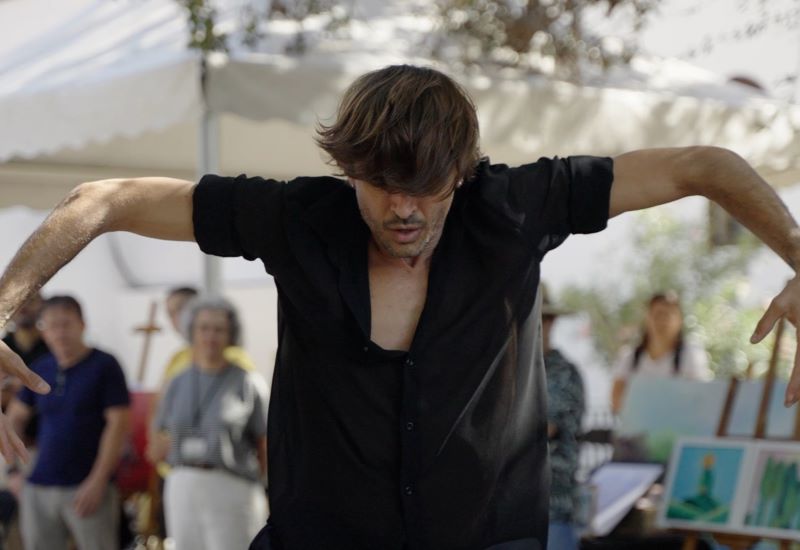 El ballar&iacute; Dorian Acosta fa una emotiva interpretaci&oacute; de la pe&ccedil;a &ldquo;Ren&eacute;ixer&rdquo; a la pla&ccedil;a d&rsquo;Arico el Nou, Tenerife.