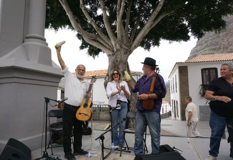 Durant l&rsquo;acte, els artistes El Colorao i Juan C. P&eacute;rez reben un bubango com a s&iacute;mbol d&rsquo;agra&iuml;ment i visibilitzaci&oacute; del sector primari.