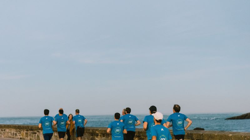 Els runners avançant per La Concha L’entrenament avança en paral·lel a la badia de la Concha