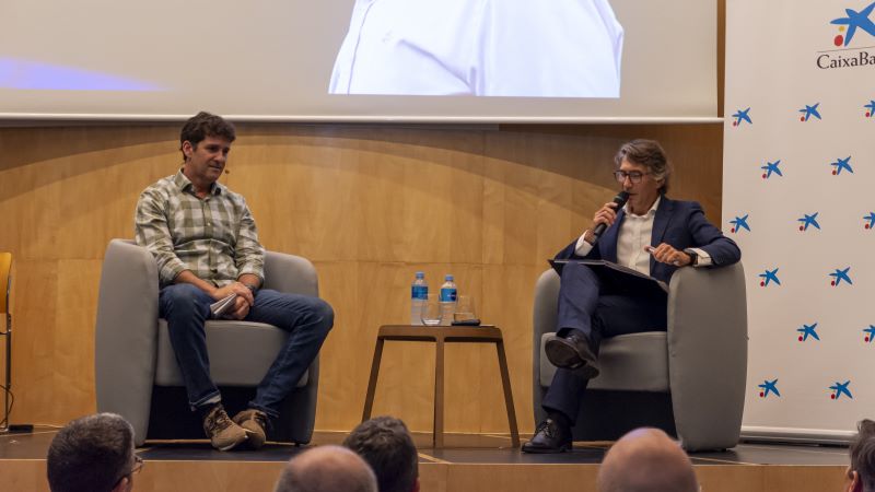 Duda i el director d’Àrea de Negoci, Alberto Sánchez, durant la jornada motivacional. En el més alt de la fotografia apareix Duda amb un trofeu després de guanyar un títol 