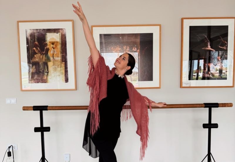 Maria Castillo a la seva escola de ballet, realitzant una posici&oacute; elegant recolzada en una barra. 