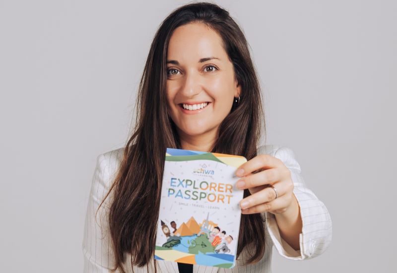 Rosa L&oacute;pez amb un fullet&oacute; de la seva escola d&rsquo;idiomes a la m&agrave;. 