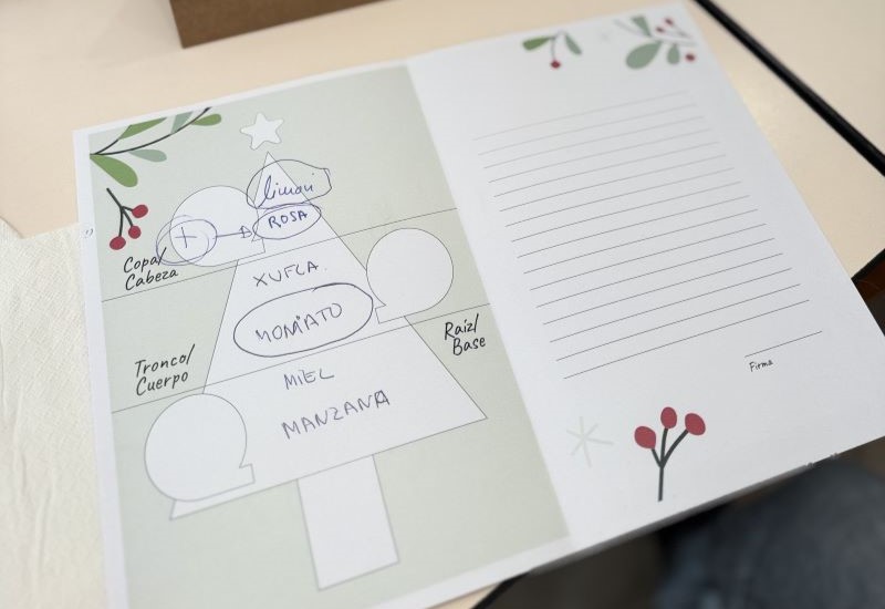 Un d&iacute;ptic adornat amb un arbre de Nadal i motius nadalencs