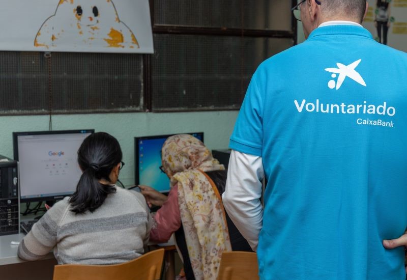 Un voluntari de CaixaBank supervisa un curs de formaci&oacute;