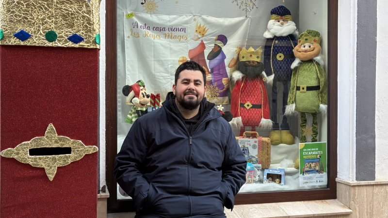 Alberto Terrada a la seva botiga de joguines.