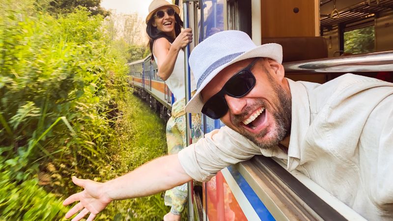L’experiència de viatjar ha canviat molt en els últims anys, i continuarà fent-ho. Una parella gaudeix d’un viatge aventurer amb tren per la selva