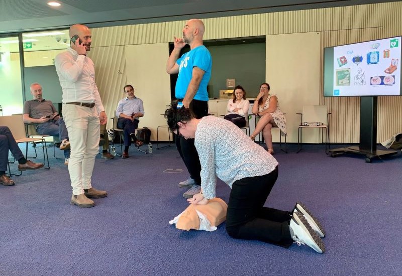 Participant del taller realitzant el protocol PAS (compressions tor&agrave;ciques)