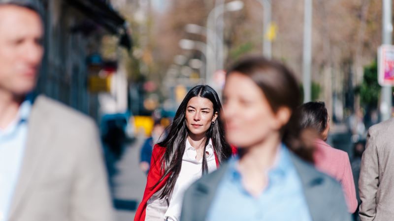 Una persona caminant per un carrer