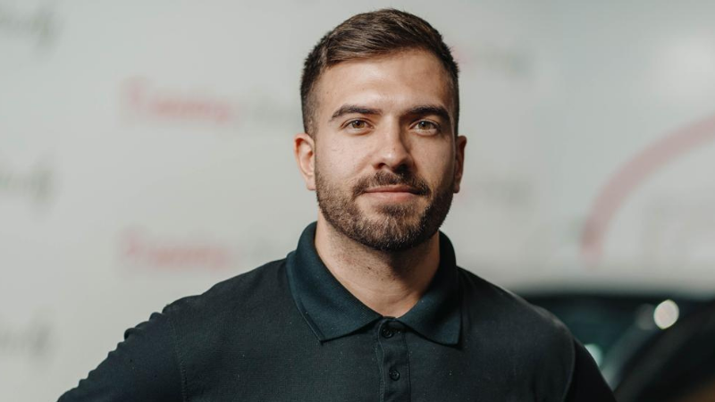 Cuidant cada detall Fran Arbelo en el seu taller de restauració de vehicles Detailing Study