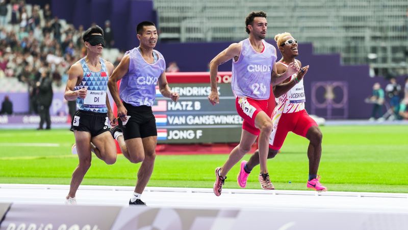 Eduardo Uceda a París 2024 Eduardo Uceda competeix al costat del seu guia en una pista d'atletisme a prop dels seus rivals