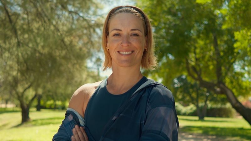 Eva Moral, triatleta paralímpica Primer pla d'Eva Moral amb arbres darrere