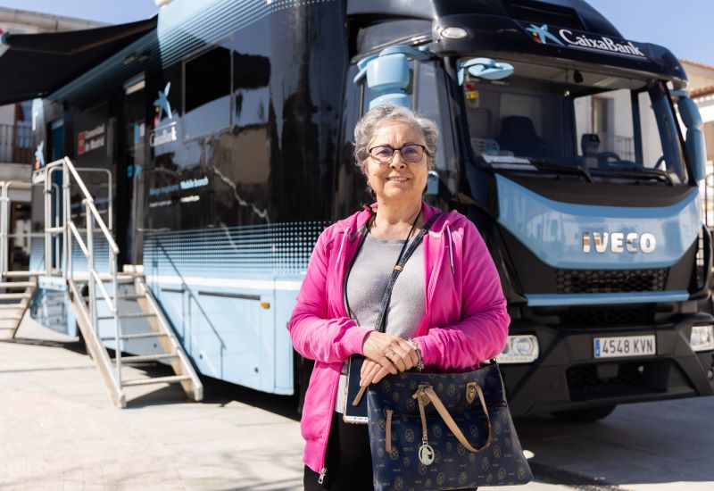 &Aacute;gueda Domingo, clienta de l&rsquo;oficina m&ograve;bil de CaixaBank, posa amb una jaqueta lila davant de l&rsquo;ofim&ograve;bil