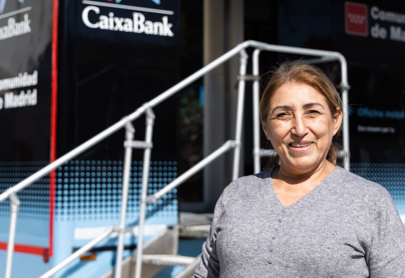 Alicia Narro, usu&agrave;ria de l&rsquo;ofim&ograve;bil de CaixaBank, posa somrient davant de l&rsquo;oficina m&ograve;bil
