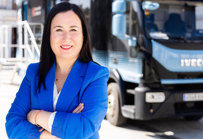 Eva Mart&iacute;n-Moyano, gestora d&rsquo;oficina m&ograve;bil de CaixaBank, posa amb una jaqueta blava davant de l&rsquo;ofim&ograve;bil