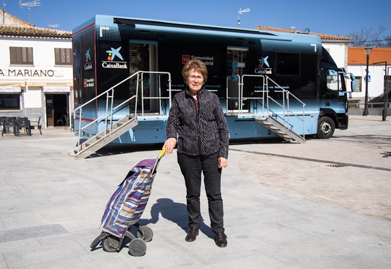 Leonor Juez, clienta d'oficina m&ograve;bil de CaixaBank, davant de l'ofim&ograve;bil a la pla&ccedil;a del poble de Colmenar de Arroyo (Madrid)