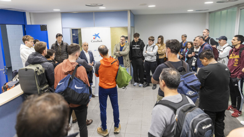 Ángel Garabieta, director comercial d’Euskadi de CaixaBank, donant la benvinguda Els participants del YouPlay accedint al Buesa Arena