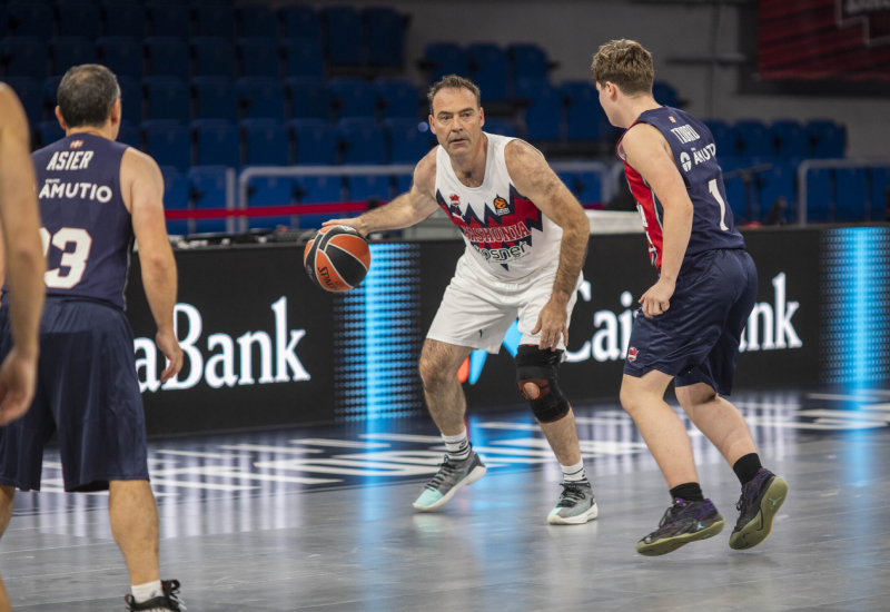 Un jugador protegint la pilota Moment de buscar moure el joc