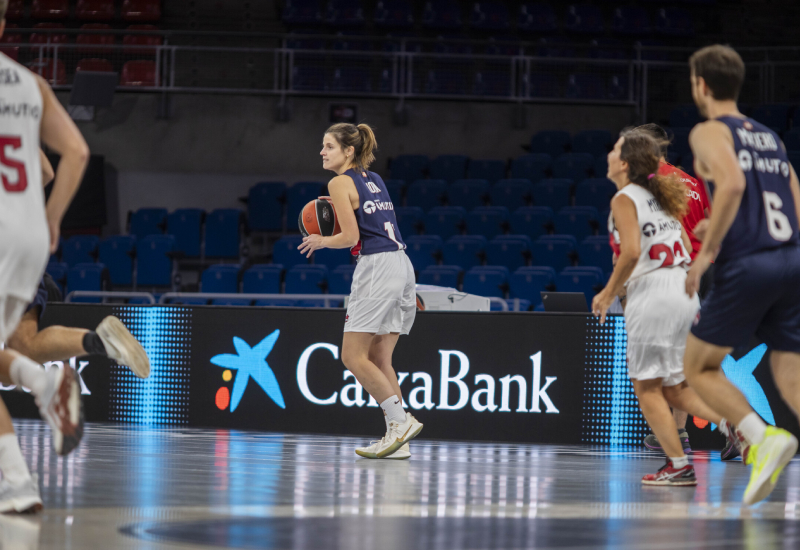 Una de les jugadores dirigint el joc Una de les participants pujant la pilota