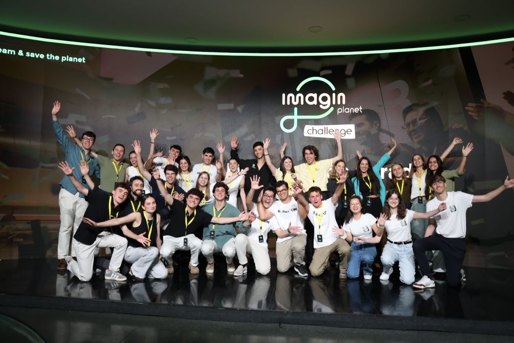 Participants en una de les convocat&ograve;ries d'imaginPlanet Challenge celebren una de las edicions sobre un escenari.