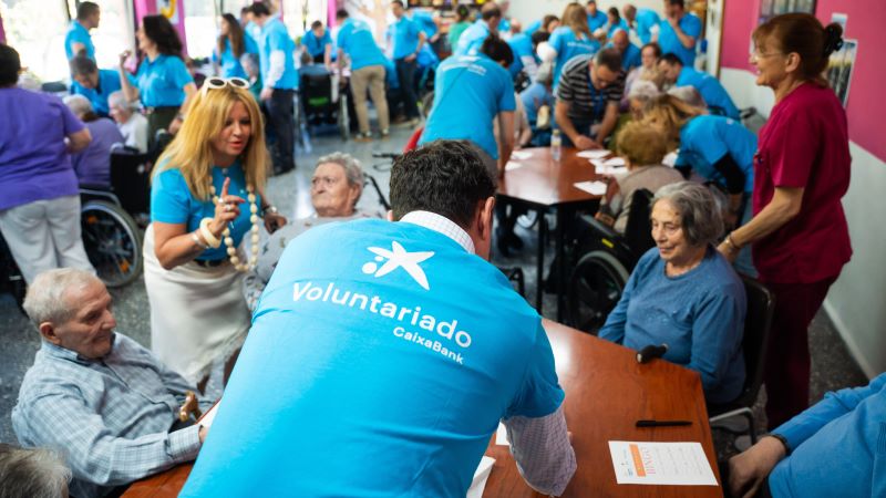 Voluntaris de CaixaBank amb un grup de persones grans en una de les accions de voluntariat del banc.