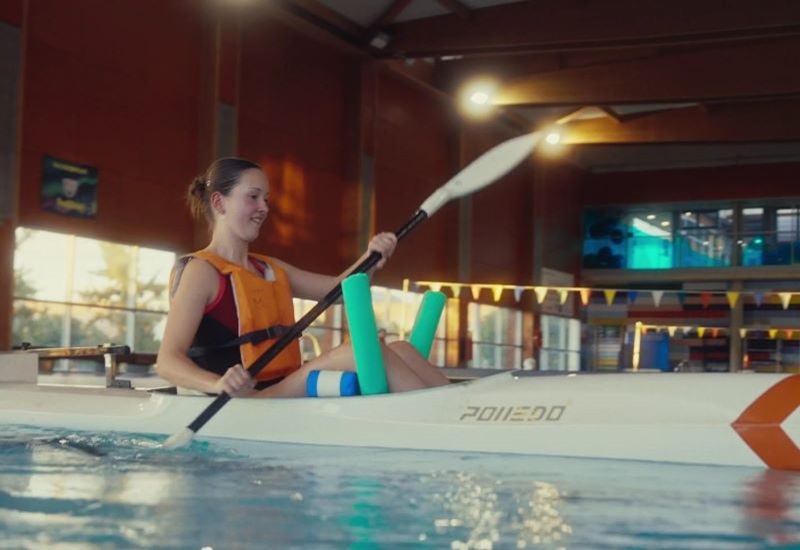 Valeria, participant en "La nostra propera estrella", en una prova de piragua dins d'una piscina