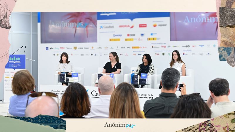 Presentació de la nova edició de Les mil i una nits a la Fira del Llibre de Madrid Taula rodona a l’esdeveniment cultural “Anònims”, amb quatre participants asseguts a l’escenari, públic en primer pla i un panell de patrocinadors al fons