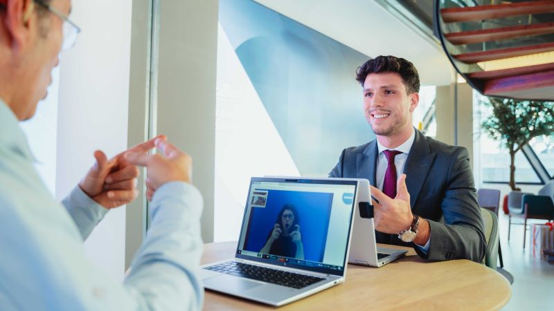 Accessibilitat a productes i serveis. Imatge d’un gestor comercial de CaixaBank adreçant-se a un client en llengua de signes.