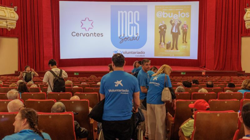 Els esdeveniments culturals d’Apropa Cultura s’adapten a les necessitats dels assistents Voluntariat acompanya persones grans en una sessió de cinema inclusiva, amb assistents ocupant les butaques davant la pantalla de l’auditori.