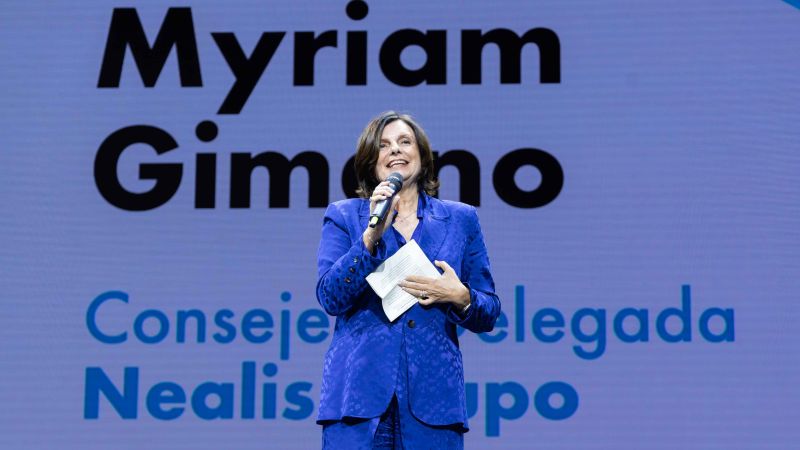 Myriam Gimeno assegura que la clau del seu èxit és crear un projecte que tingui un impacte positiu en les persones Myriam Gimeno, amb vestit blau, parla a través d’un micròfon i sosté unes notes sobre un escenari, davant d’una pantalla amb el text «Myriam Gimeno» i «Consellera Delegada Nealis Grupo».