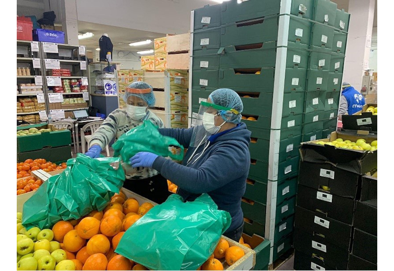 Dues voluntàries classifiquen els aliments rebuts als magatzems de FESBAL Dues voluntàries classifiquen els aliments rebuts als magatzems de FESBAL