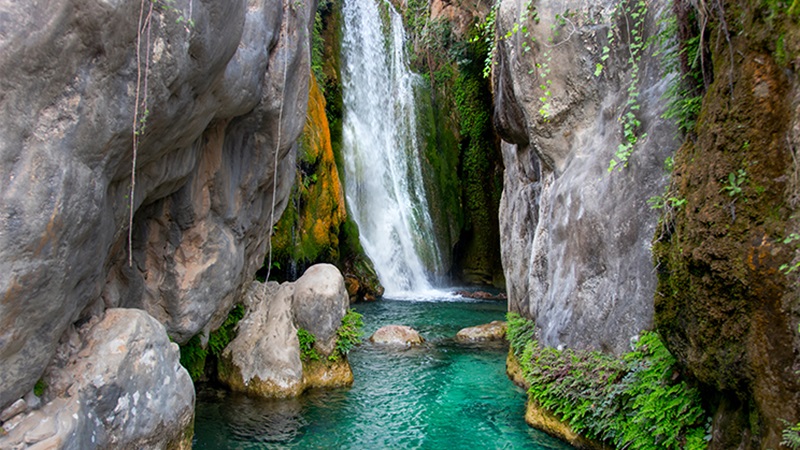 Imatge d&rsquo;una de les cascades de les Fonts d&rsquo;Algar, a Alacant, en un dia assolellat