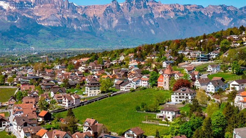 Liechtenstein ocupa 160 km² i és un dels països amb més renda per capita del món Vista panoràmica de Liechtenstein entre muntanyes, amb habitatges, zones verdes i camps conreats