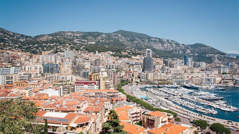 Mònaco és el segon país més petit del món i un dels més densament poblats Vista panoràmica de Mònaco, ciutat costanera amb port esportiu, edificis densament agrupats i muntanyes al fons, que representa una destinació urbana vora el mar