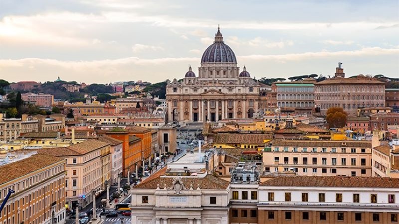 La Ciutat del Vaticà és el país més petit del món, però la seva influència internacional és enorme Vista panoràmica de la Ciutat del Vaticà, amb una gran basílica de cúpula central, envoltada d’edificis monumentals i carrers urbans