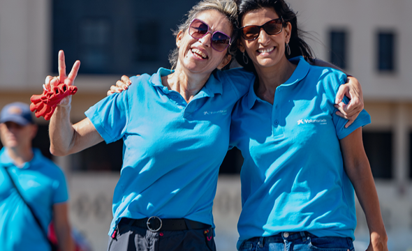 Dues noies amb samarreta voluntariat CaixaBank