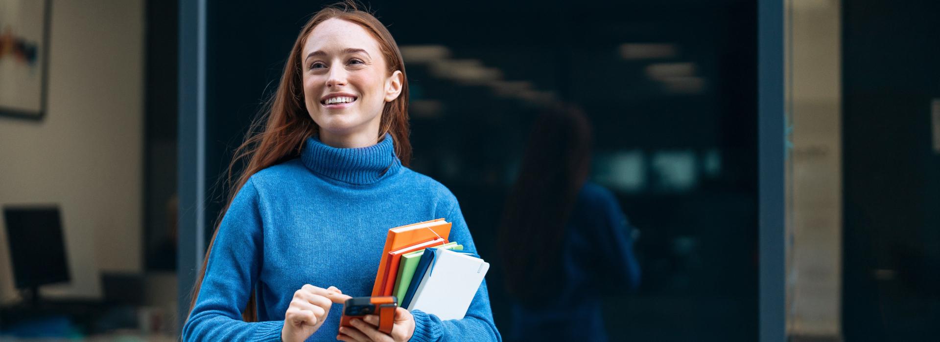Chica sonriendo con libros