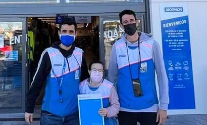 Una mujer y dos hombres altos trabajadores del decathlon del Programa Incorpora de Fundación “la Caixa”