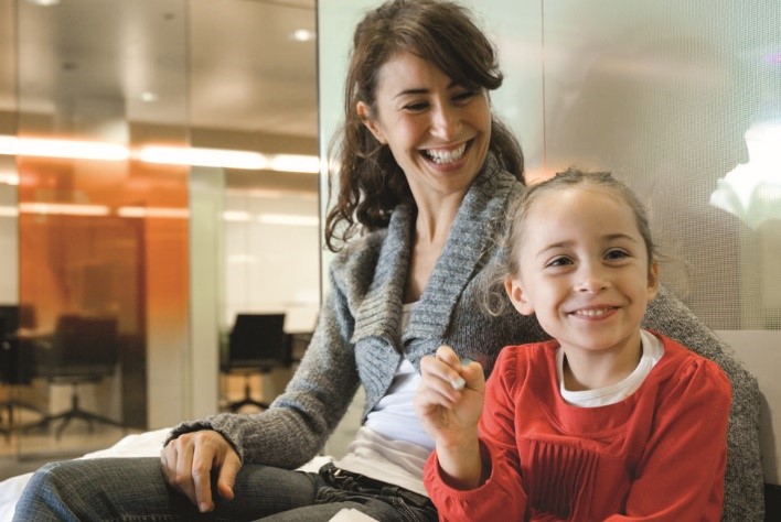 Mujer mirando a su hija sonriendo