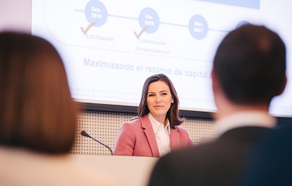 Mujer haciendo conferencia de CaixaBank