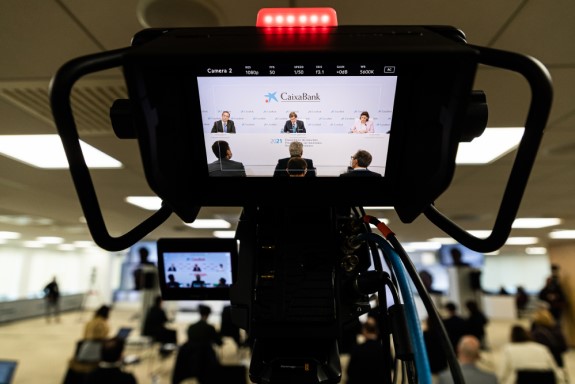Imagen de la presentación de resultados a través de la pantalla de una cámara