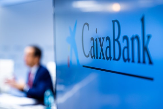 Imagen lateral del logo de CaixaBank